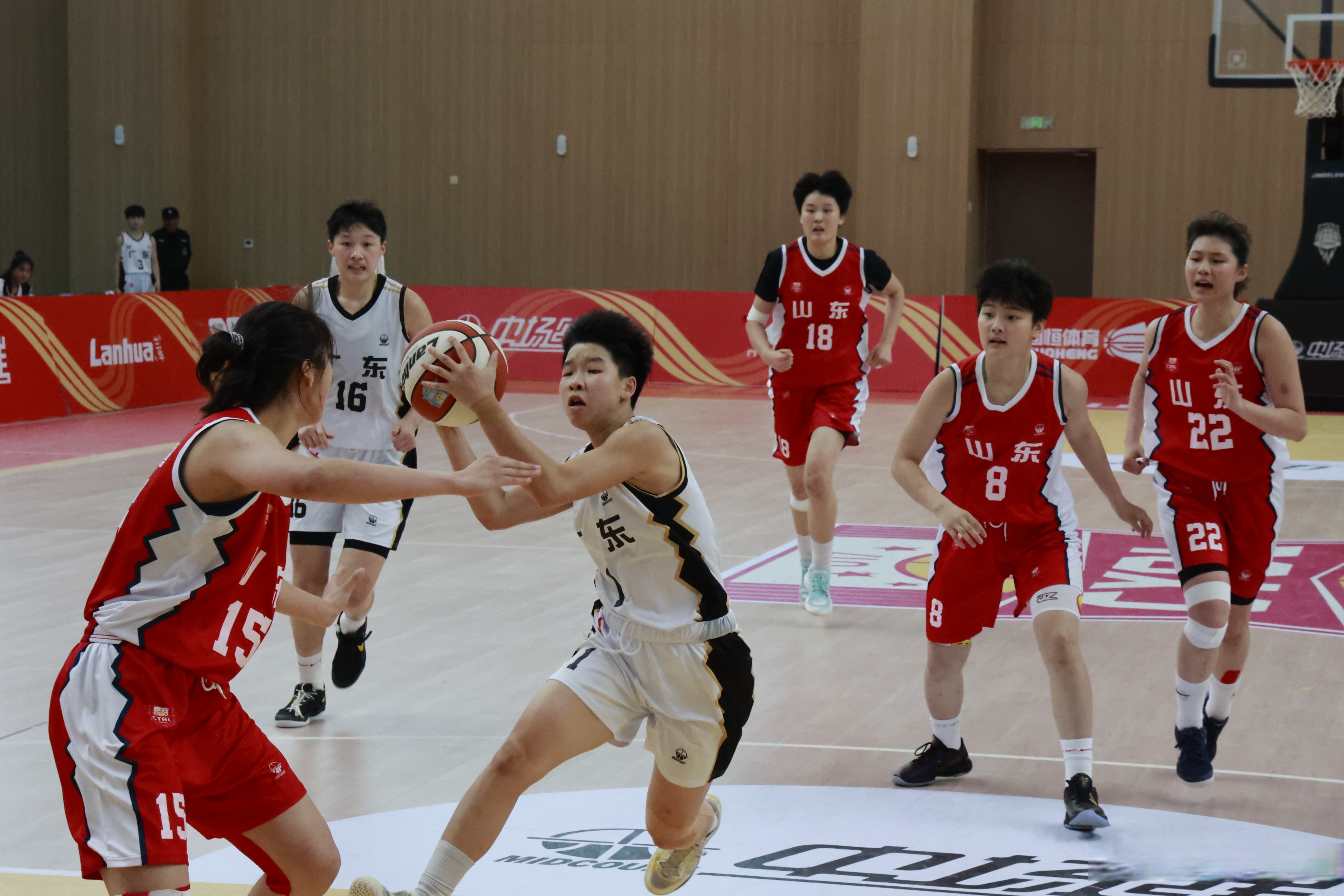 LOL电竞动态-江苏省体育中心球场上双方拼尽全力，令人热血沸腾的简单介绍