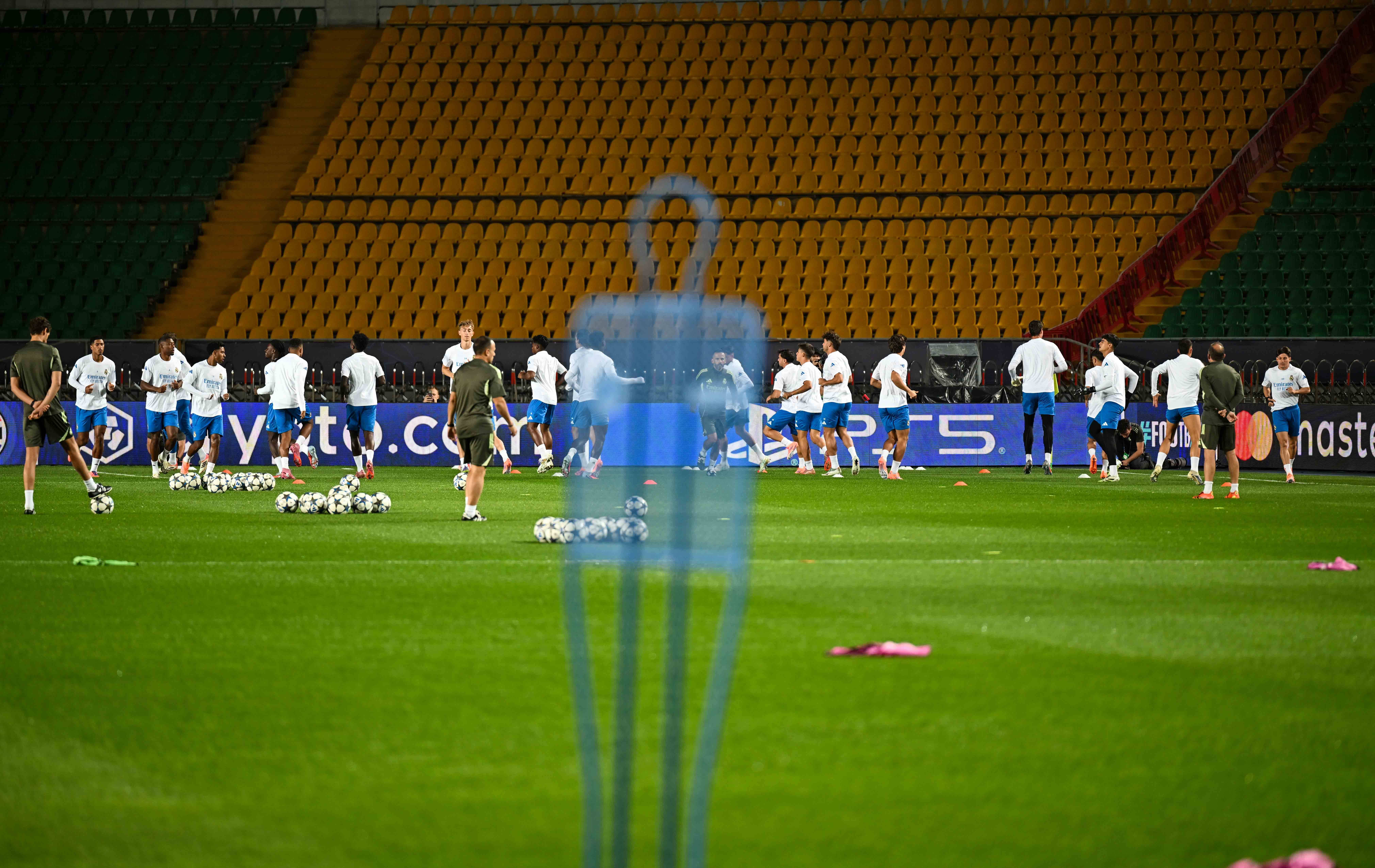 包含本周末足球联赛热门球队备战中的词条