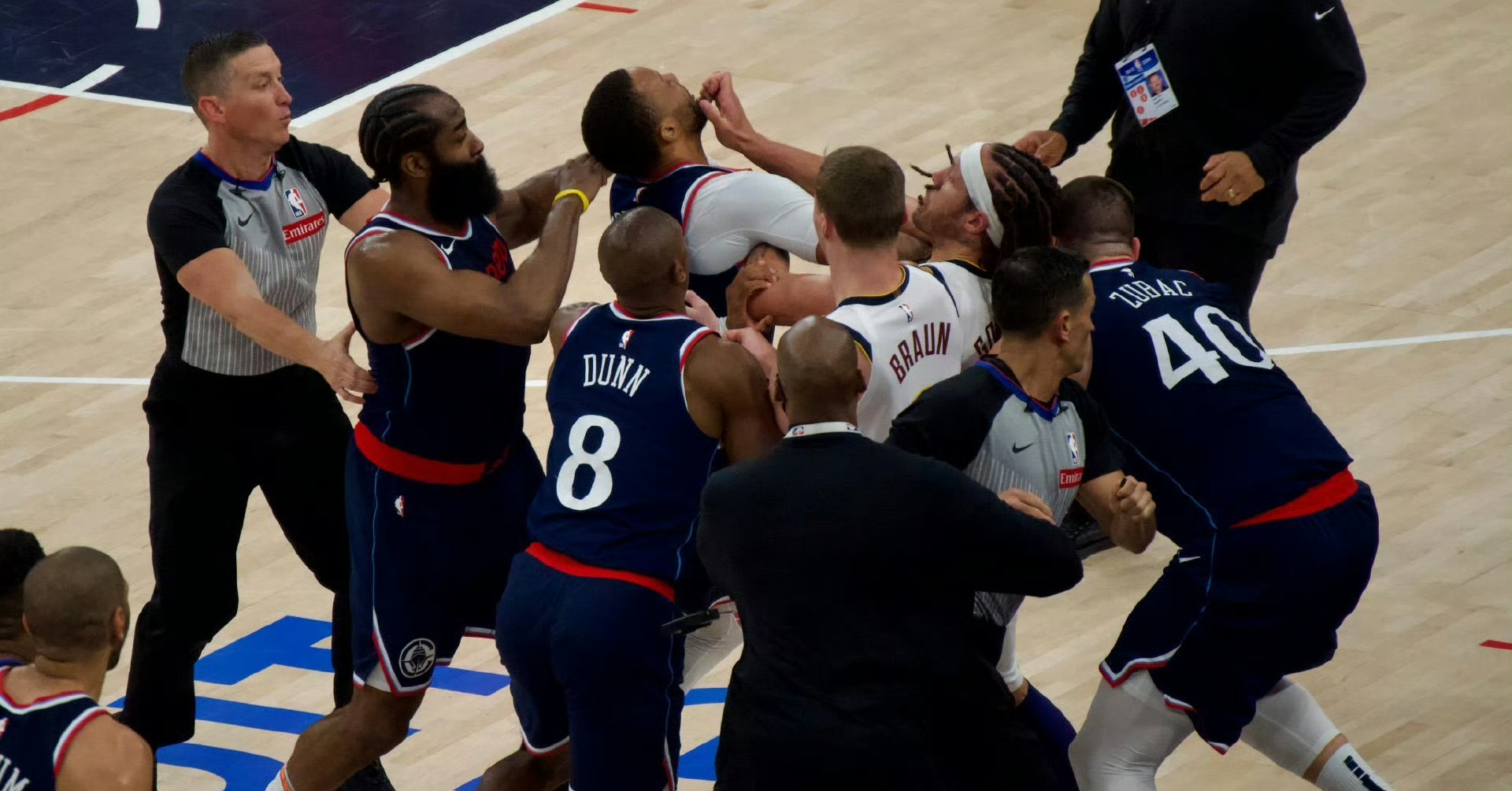 LOL英雄联盟赛事指南-包含快船主场大胜，仍被逐渐拉开差距的词条