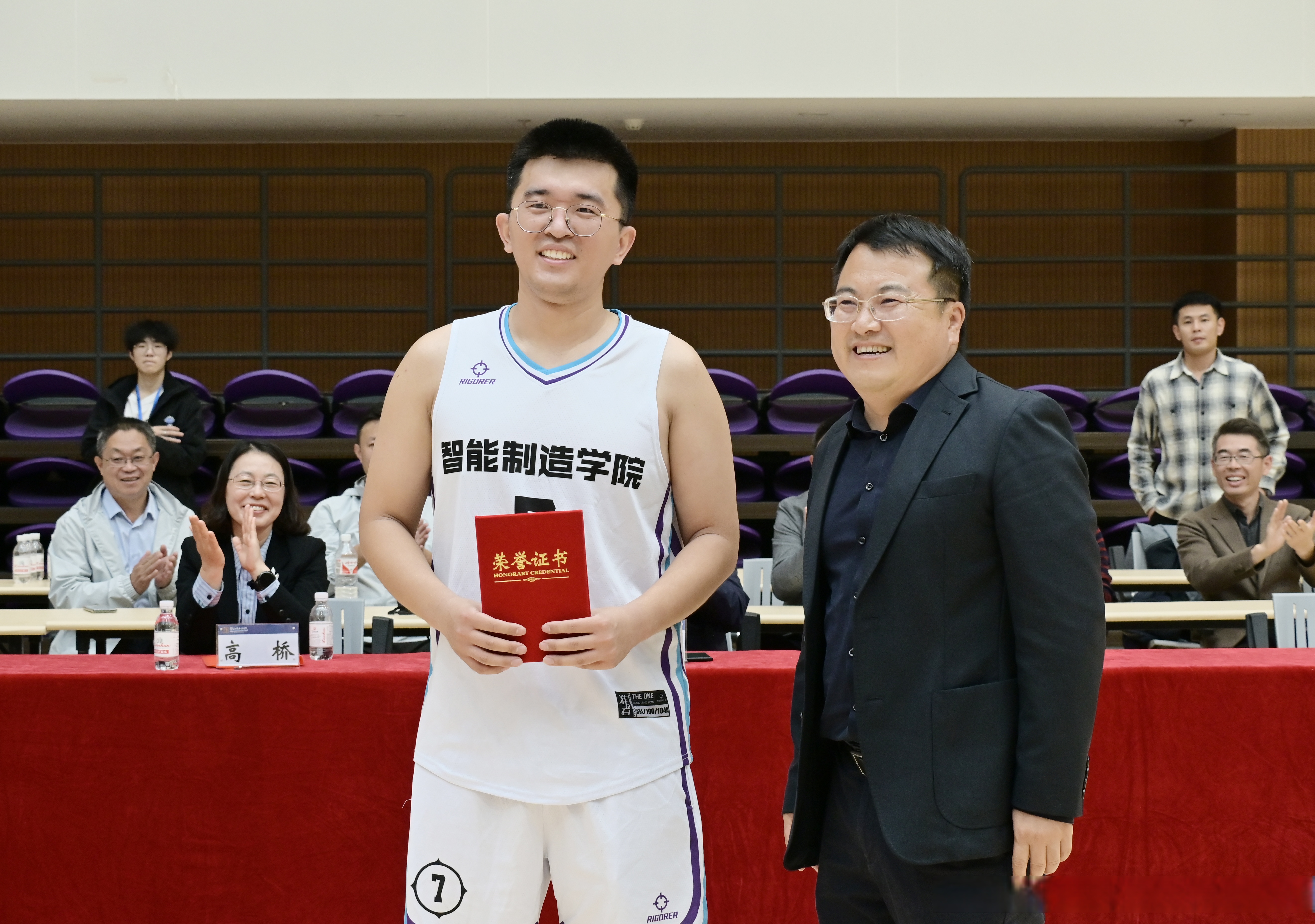 职业篮球联赛的激烈角逐引发热烈讨论的简单介绍