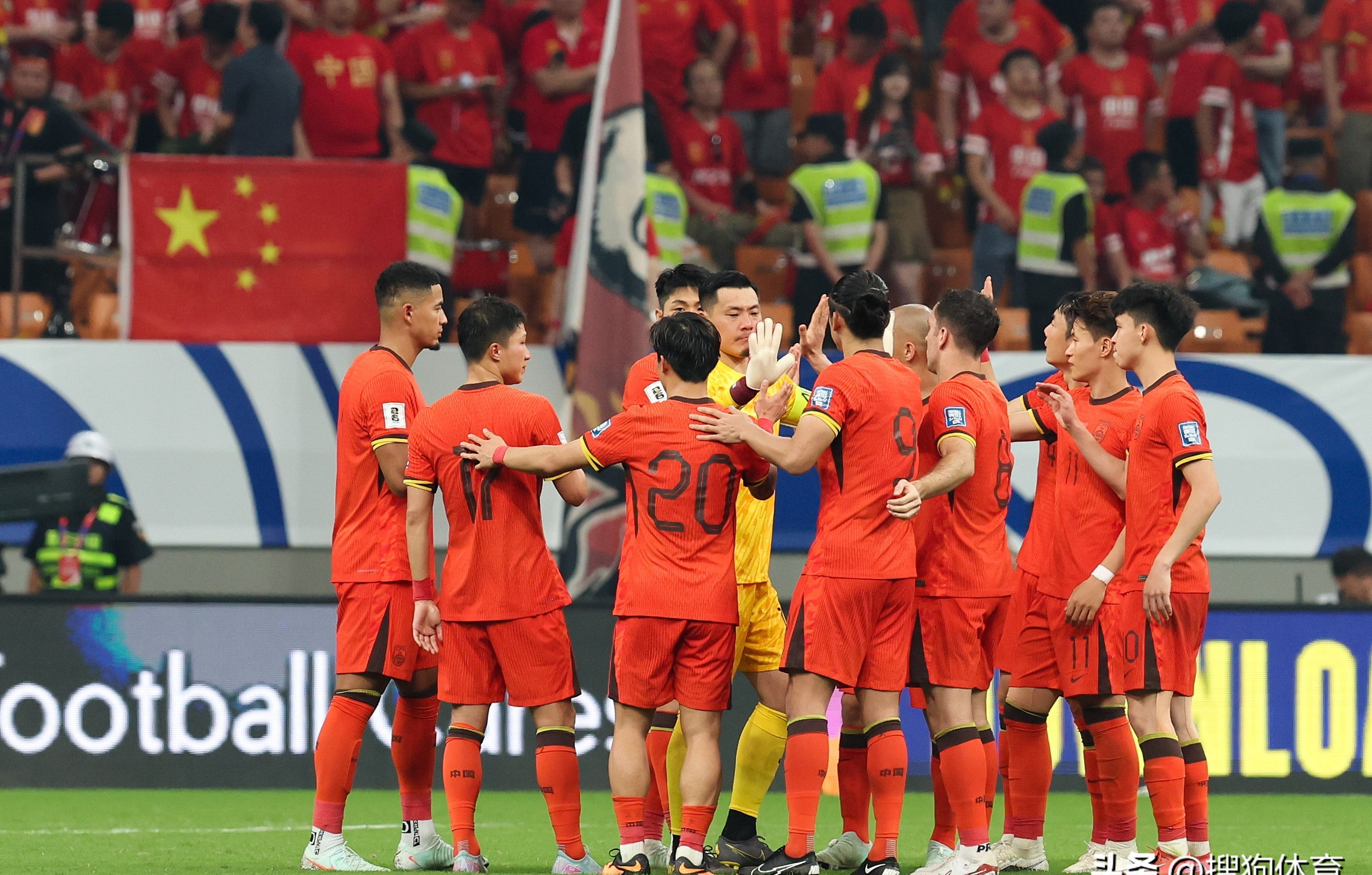 LPL赛事观看-包含国内足球比赛争夺激烈，谁将夺魁？的词条