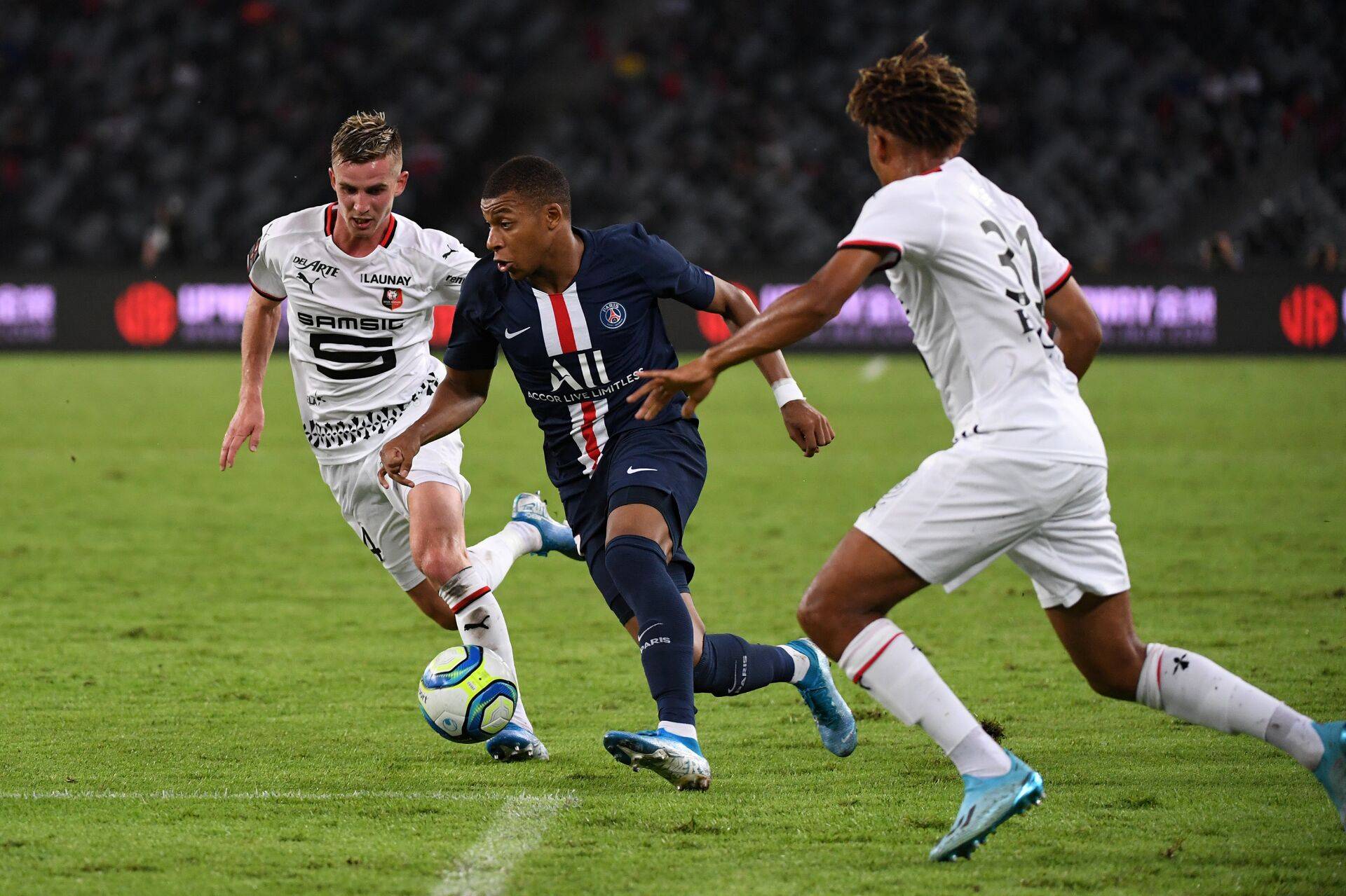 法甲赛场：巴黎圣日耳曼突破对手压力的简单介绍