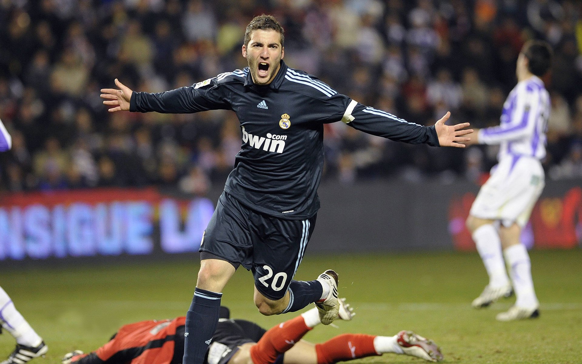 LOL直播入口-铁血红军碾压马赛，欧冠决赛焦点战中的战术完胜与精神传承